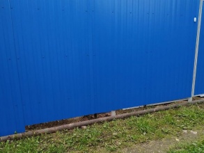Забор из профнастила с забивными столбами 20 метров